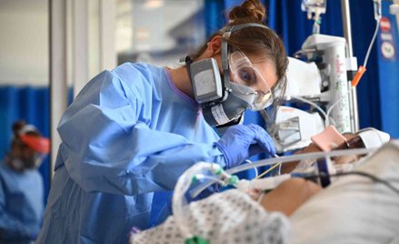 Opieka nad chorym na COVID-19 w brytyjskim szpitalu