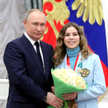 Władimir Putin z Anastasiją Miszyną, łyżwiarką figurową, brązową medalistką olimpijską z Pekinu w pa