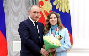 Władimir Putin z Anastasiją Miszyną, łyżwiarką figurową, brązową medalistką olimpijską z Pekinu w pa