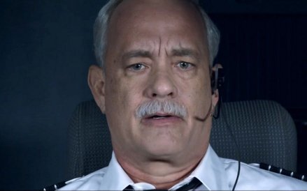 Tom Hanks jako Chesley Sully Sullenberger.