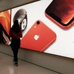 Groźba amerykańskich ceł na iPhone’y bije w Apple’a