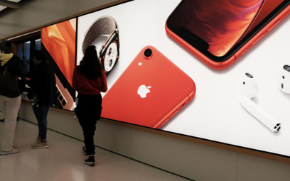 Groźba amerykańskich ceł na iPhone’y bije w Apple’a