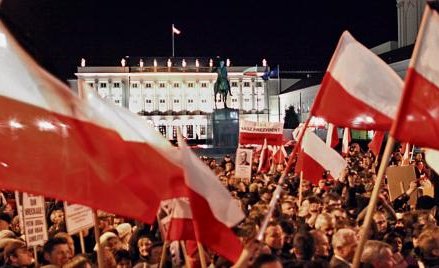Po wieczornej mszy w archikatedrze św. Jana przed Pałacem Prezydenckim odbył się marsz pamięci
