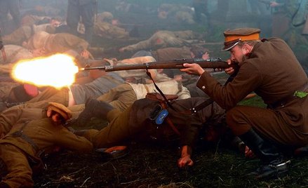 Najbardziej dramatyczne sceny filmowe oddają też dramatyzm dziejowy, kiedy w bitwie warszawskiej nap
