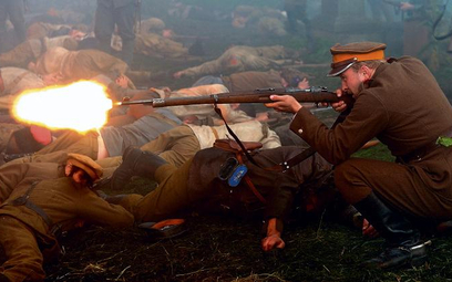 Najbardziej dramatyczne sceny filmowe oddają też dramatyzm dziejowy, kiedy w bitwie warszawskiej nap
