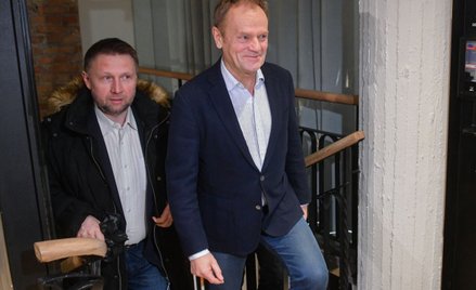 Przewodniczący PO Donald Tusk  i poseł KO Marcin Kierwiński  w drodze na posiedzenie klubu parlament