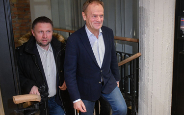 Przewodniczący PO Donald Tusk  i poseł KO Marcin Kierwiński  w drodze na posiedzenie klubu parlament