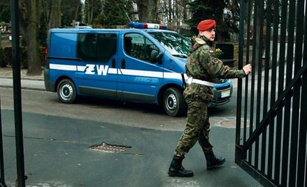 Żandarmeria Wojskowa kupiła z wolnej ręki ople vivaro, choć w tym trybie mogła nabyć tylko czołgi lu