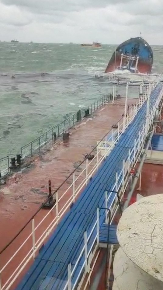 Widok z tankowca Volgoneft 239 pokazuje tonącą część statku, którego uszkodzenie spowodowało wyciek 