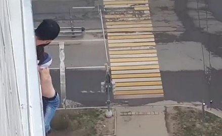Rosja: Wypadł z okna, dostał mandat za wyjście z domu