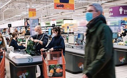 Polacy wrócili tłumnie na zakupy do sklepów