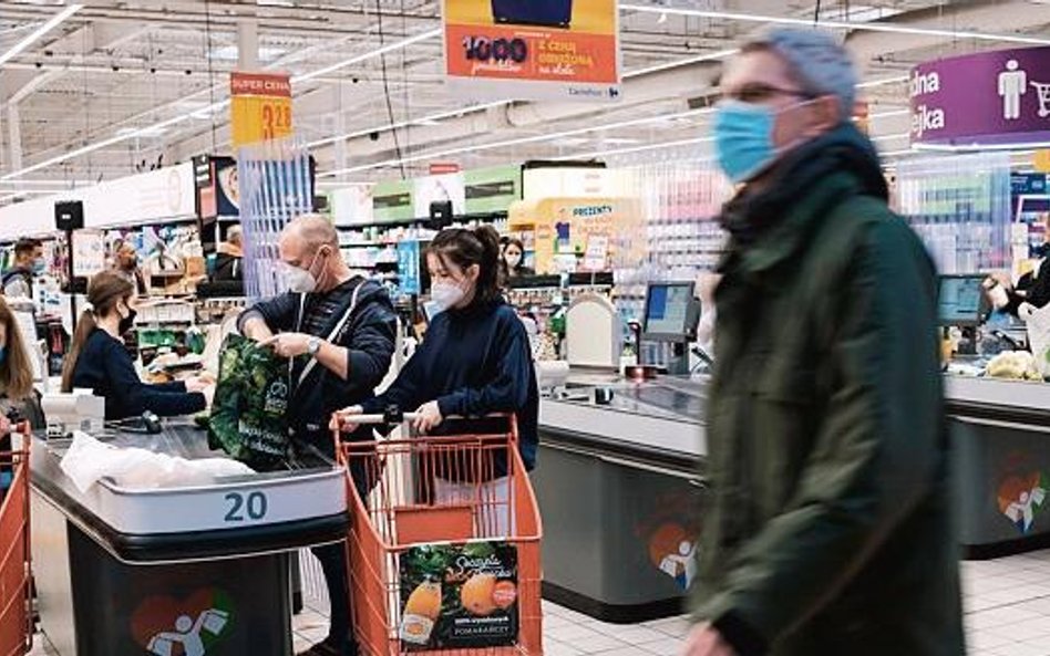 Polacy wrócili tłumnie na zakupy do sklepów