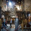 W Bazylice Narodzenia Pańskiego w Betlejem nastrój sacrum zaburza zachowanie turystów (raczej nie pi