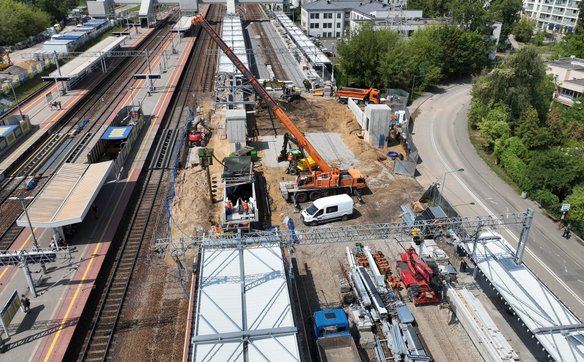 Widok z góry na stację Warszawa Gdańska – na zdjęciu nowe przejście i przebudowywany peron