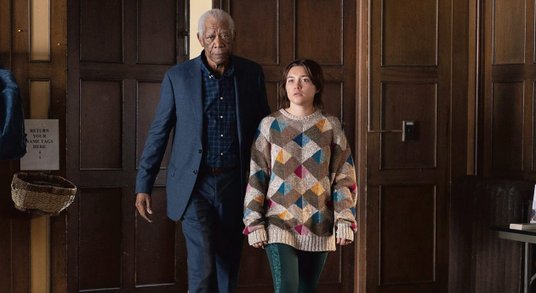 Daniel (Morgan Freeman), były policjant i suchy od dekady alkoholik, próbuje wyciągnąć z oksykodonow