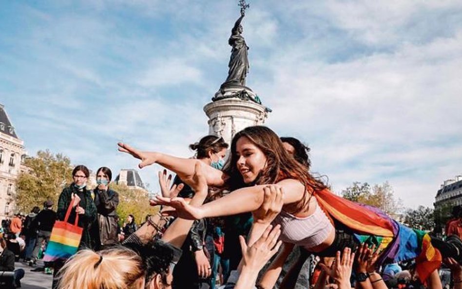 Manifestacja na rzecz praw społeczności LGBT na Placu Republiki w Paryżu, 25 kwietnia