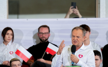 Donald Tusk  podczas otwartego spotkania z mieszkańcami we wrocławskiej dzielnicy Jagodno