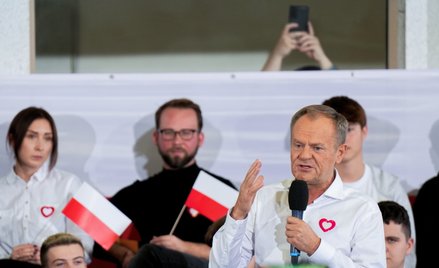 Donald Tusk  podczas otwartego spotkania z mieszkańcami we wrocławskiej dzielnicy Jagodno