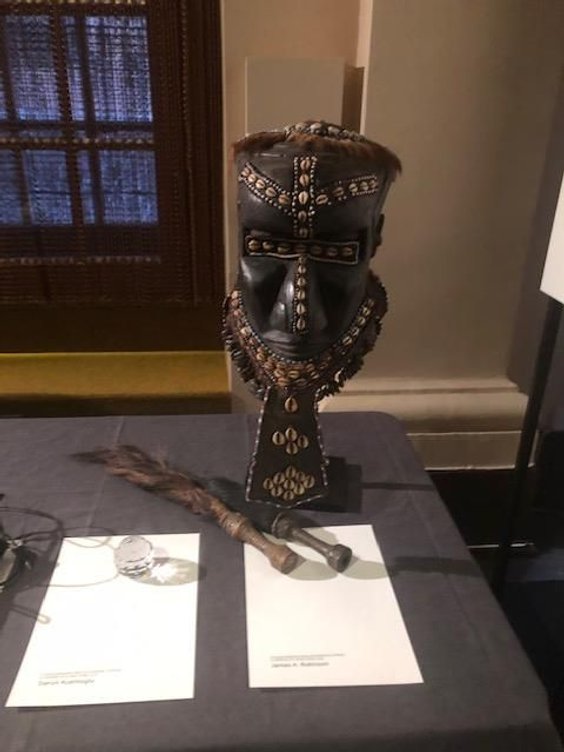 Maska przekazana przez Jamesa Alana Robinsona