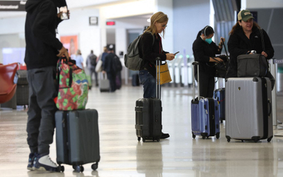 Bruksela cofa rekomendacje dla maseczek w samolotach i na lotniskach