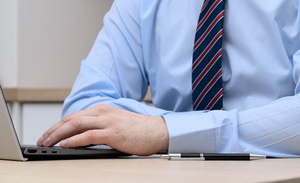 Eksperci przypominają, że Ministerstwo Finansów stara się zniechęcać firmy do współpracy ze sprzedaw