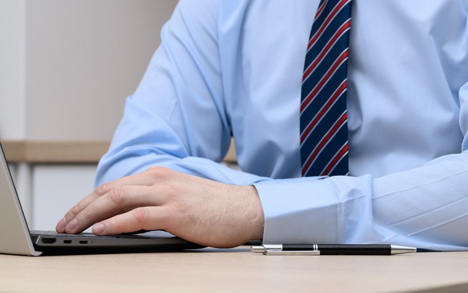 Eksperci przypominają, że Ministerstwo Finansów stara się zniechęcać firmy do współpracy ze sprzedaw