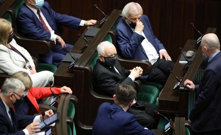 Sondaż: PiS poprawia notowania po prezentacji swojego programu "Polski Ład"