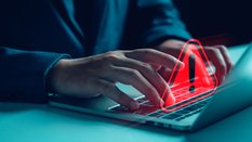 Policja ostrzega turystów: Fałszywe infolinie wykorzystują chaos na Bliskim Wschodzie