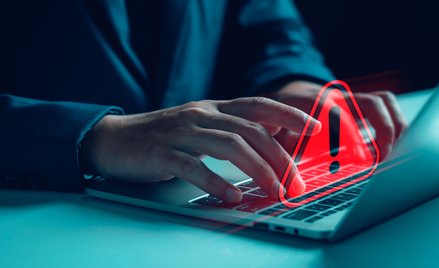 Policja ostrzega turystów: Fałszywe infolinie wykorzystują chaos na Bliskim Wschodzie