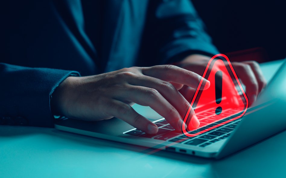 Policja ostrzega turystów: Fałszywe infolinie wykorzystują chaos na Bliskim Wschodzie