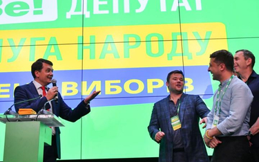 Dmytro Razumkow (na zdjęciu z mikrofonem) to oprócz prezydenta Zełenskiego najbardziej medialna twar