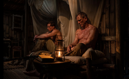 Drew Starkey i Daniel Craig w filmie „Queer”