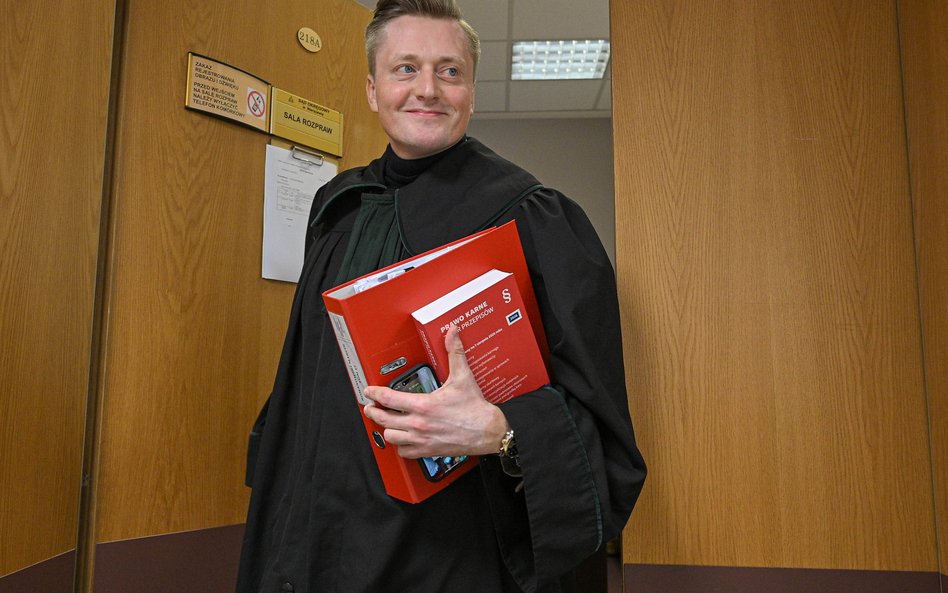 Obrońca Marcina Romanowskiego mec. Bartosz Lewandowski w Sądzie Okręgowym w Warszawie