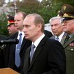 Prezydent Władimir Putin podczas wkopania kamienia węgielnego pod pomnik spadochroniarzy z Pskowa po