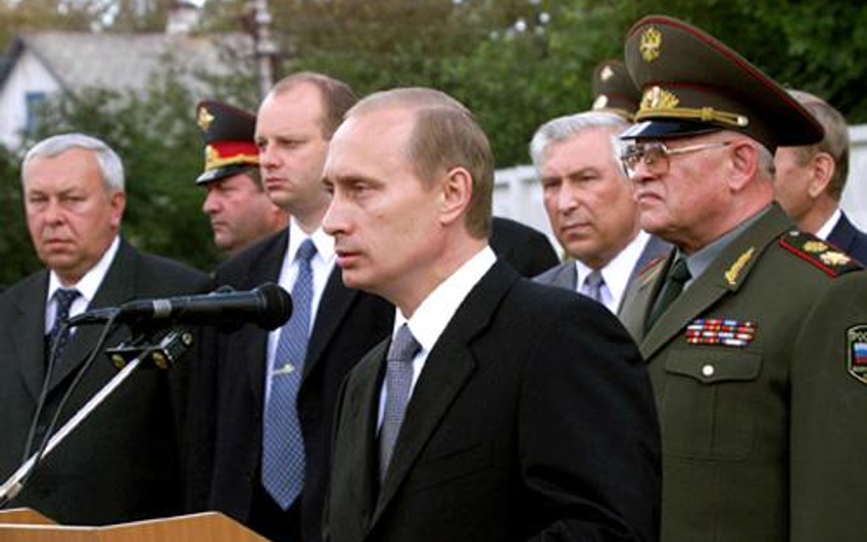 Prezydent Władimir Putin podczas wkopania kamienia węgielnego pod pomnik spadochroniarzy z Pskowa po