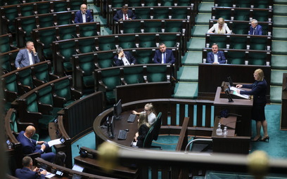 Minister klimatu i środowiska Anna Moskwa na sali obrad Sejmu. Posłowie pracują nad projektem ustawy