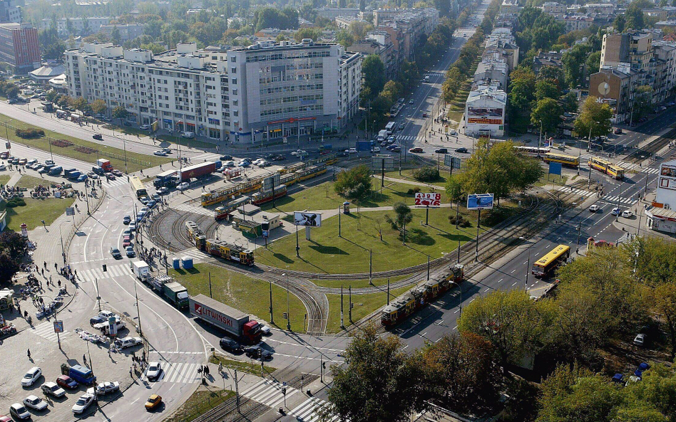 Fascynujące jest zderzenia delikatności autora, jego łagodnego usposobienia z praską bandyterką i ul