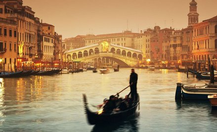 Wenecja chce walczyć z turystami. Mandat 500 euro za siadanie