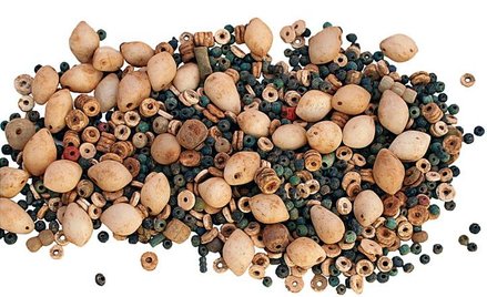 Paciorki sprzed czterech tysięcy lat, z muszli i kamieni