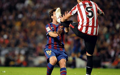 Leo Messi (w starciu z Fernando Amoribietą) ma kontuzję i może nie zagrać jutro z Interem