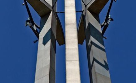 Słynne trzy krzyże ustawione przed bramą nr 2 Stoczni Gdańskiej w grudniu 1980 roku, w 10. rocznicę 