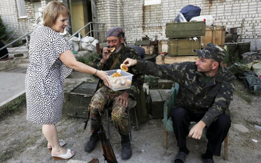 Ciasteczka w czasie przerwy w walkach – oddziały separatystów z Donbasu czekają na rozkaz do ataku