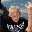 Dziewięćdziesięcioletnia fanka heavy metalu wymownym gestem wyraża entuzjazm dla muzyki, której miał