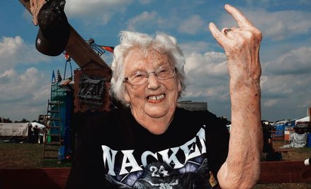 Dziewięćdziesięcioletnia fanka heavy metalu wymownym gestem wyraża entuzjazm dla muzyki, której miał