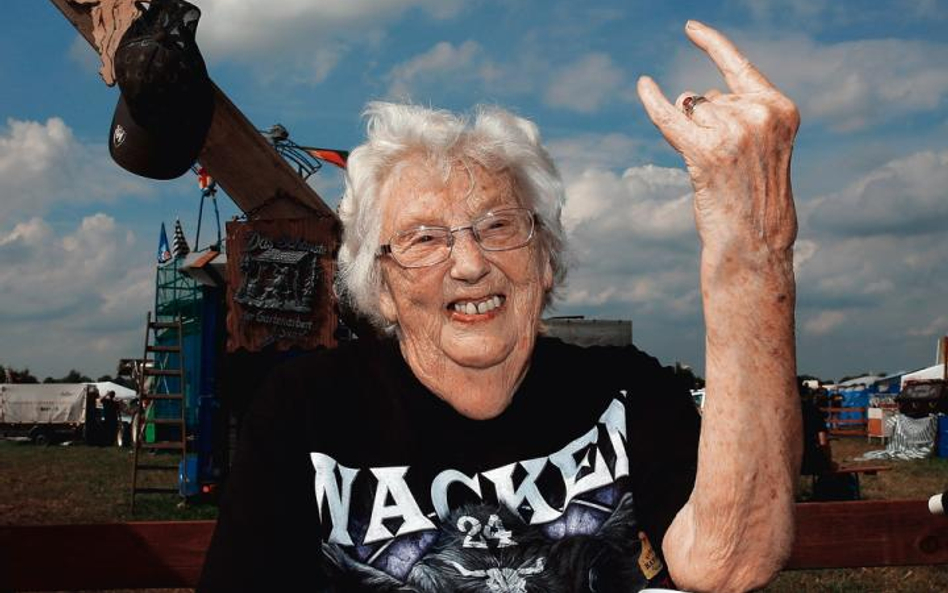 Dziewięćdziesięcioletnia fanka heavy metalu wymownym gestem wyraża entuzjazm dla muzyki, której miał