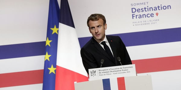 Czy Macron po cichu zmienił kolor francuskiej flagi?