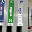Obniżki cen paliw przed wyborami spowodowały braki na stacjach benzynowych.