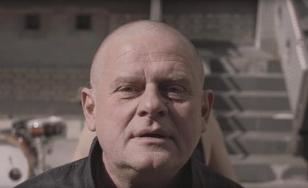 Kazik Staszewski w teledysku „Twój ból jest lepszy niż mój”