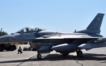 F-16C z podwieszonym pociskiem JASSM-ER z doświadczalnego dywizjonu z bazy Eglin na Florydzie kołuje