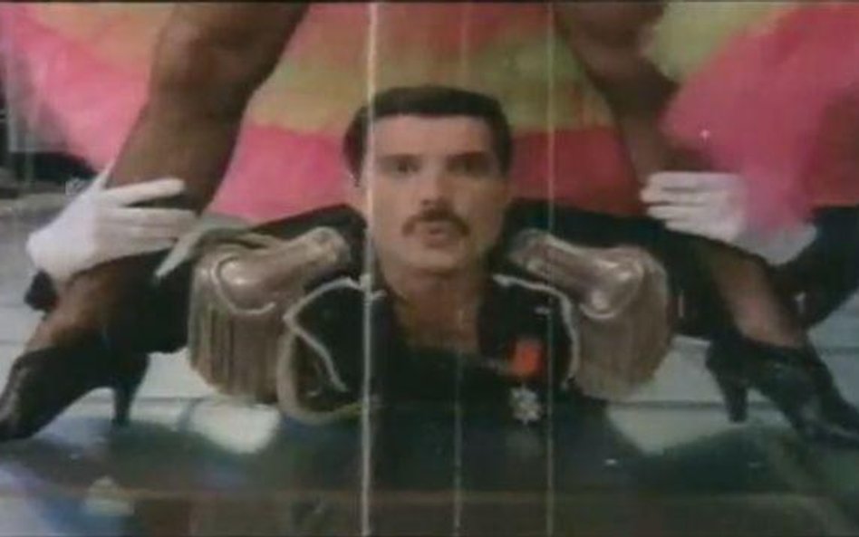 Freddie Mercury w teledysku do piosenki Living On My Own